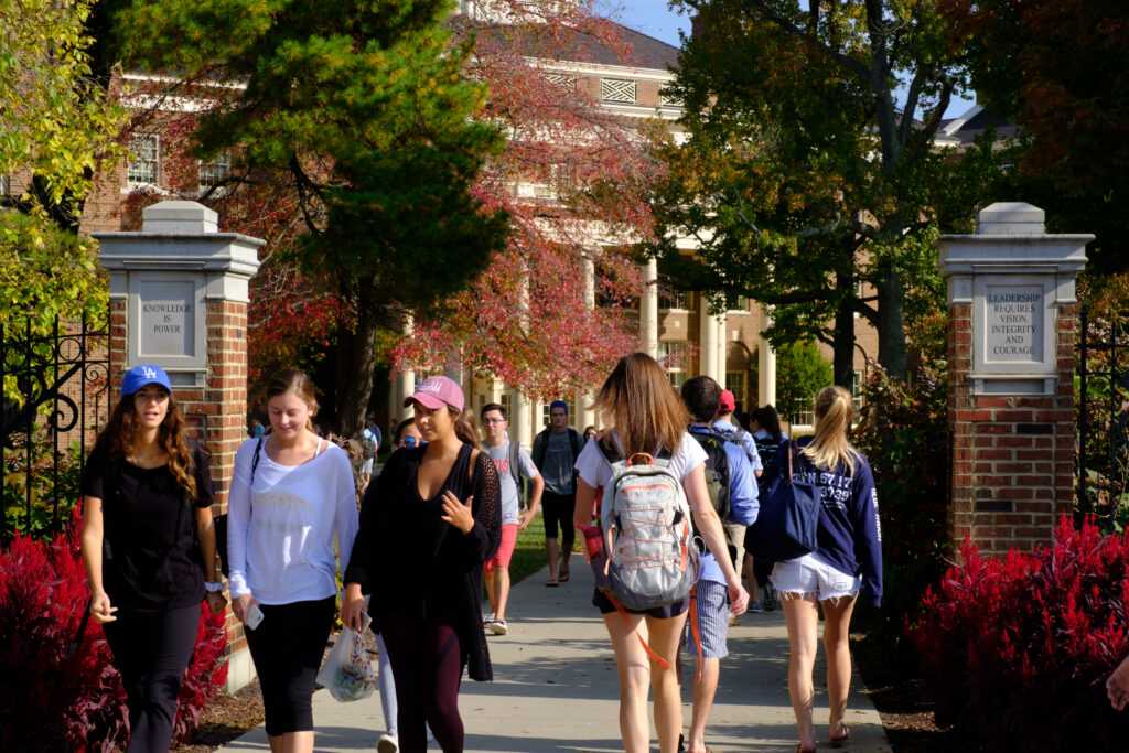 Miami University students walking to Farmer School of Business